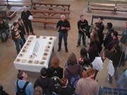 Lycens devant l'atelier des roches